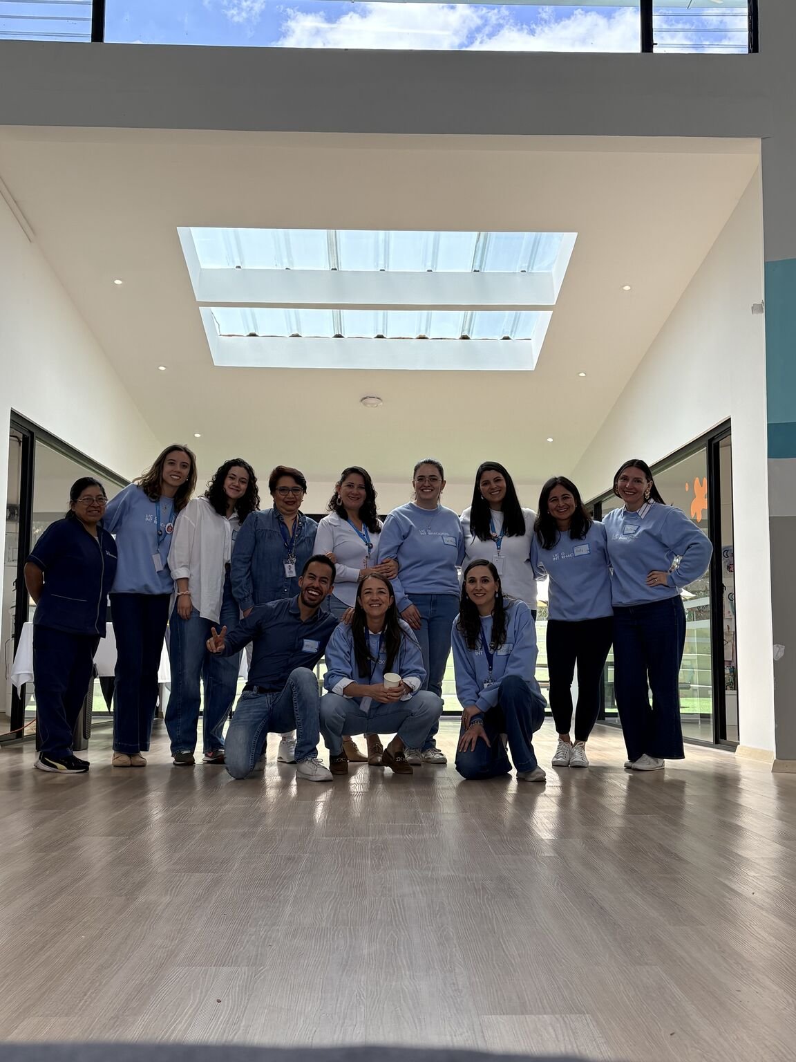 Mateo junto al equipo de Liceo Internacional